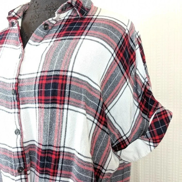 Harper | Plaid Drape Twist Front Button Down Med - Picture 2 of 6